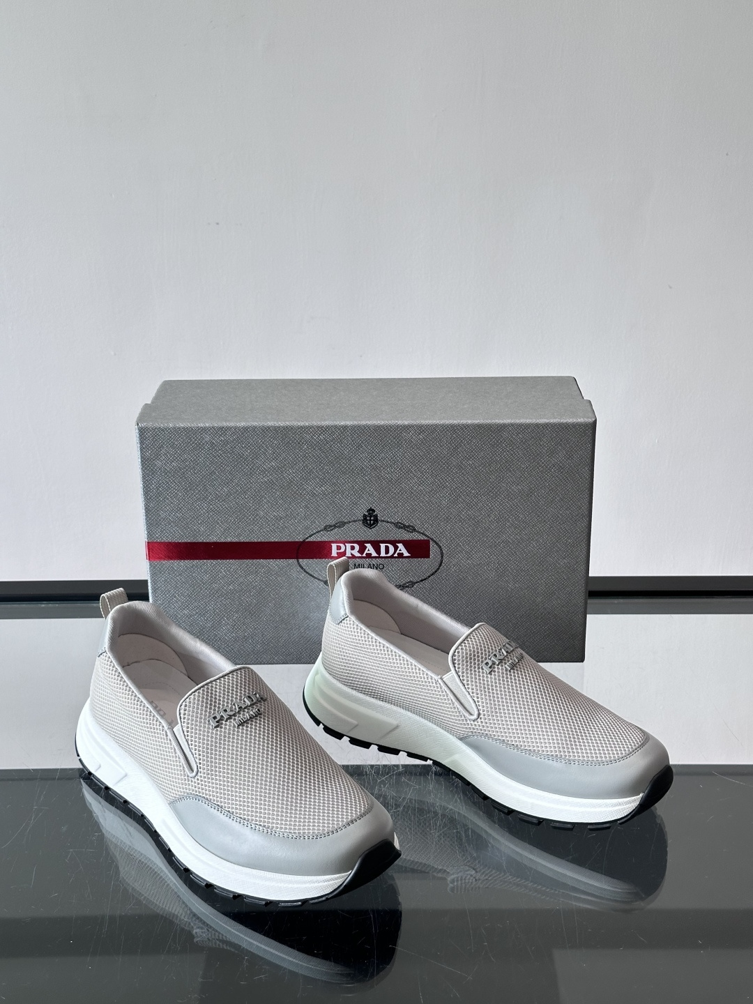 Prada 男士运动鞋,采用网布+织物拼接,搭配标志性logo,穿脱超方便!厚底设计,缓震舒适,日常穿搭或轻运动都OK✨ Prada 男士运动鞋,采用网布+织物拼接,搭配标志性logo,穿脱超方便!厚底设计,缓震舒适,日常穿搭或轻运动都OK✨