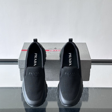 Prada 男士运动鞋,采用网布+织物拼接,搭配标志性logo,穿脱超方便!厚底设计,缓震舒适,日常穿搭或轻运动都OK✨ Prada 男士运动鞋,采用网布+织物拼接,搭配标志性logo,穿脱超方便!厚底设计,缓震舒适,日常穿搭或轻运动都OK✨