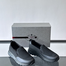 Prada 男士运动鞋,采用网布+织物拼接,搭配标志性logo,穿脱超方便!厚底设计,缓震舒适,日常穿搭或轻运动都OK✨ Prada 男士运动鞋,采用网布+织物拼接,搭配标志性logo,穿脱超方便!厚底设计,缓震舒适,日常穿搭或轻运动都OK✨
