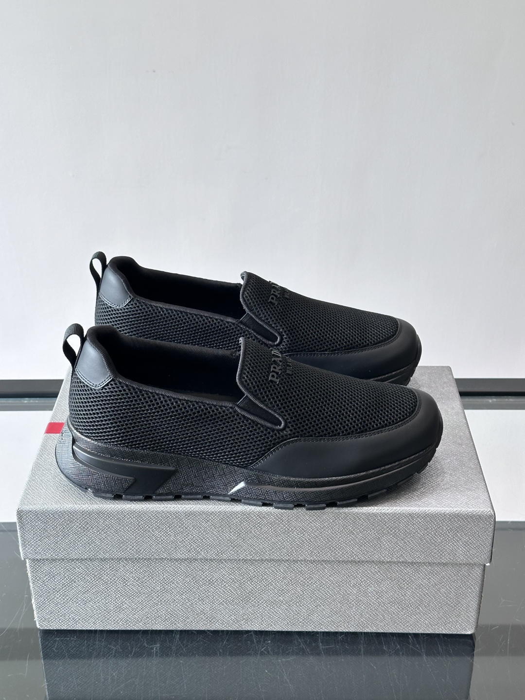 Prada 男士运动鞋,采用网布+织物拼接,搭配标志性logo,穿脱超方便!厚底设计,缓震舒适,日常穿搭或轻运动都OK✨ Prada 男士运动鞋,采用网布+织物拼接,搭配标志性logo,穿脱超方便!厚底设计,缓震舒适,日常穿搭或轻运动都OK✨