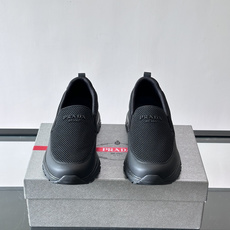 Prada 男士运动鞋,采用网布+织物拼接,搭配标志性logo,穿脱超方便!厚底设计,缓震舒适,日常穿搭或轻运动都OK✨ Prada 男士运动鞋,采用网布+织物拼接,搭配标志性logo,穿脱超方便!厚底设计,缓震舒适,日常穿搭或轻运动都OK✨