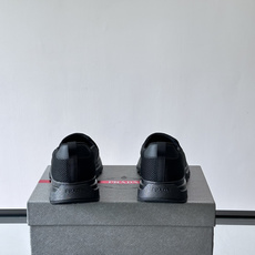 Prada 男士运动鞋,采用网布+织物拼接,搭配标志性logo,穿脱超方便!厚底设计,缓震舒适,日常穿搭或轻运动都OK✨ Prada 男士运动鞋,采用网布+织物拼接,搭配标志性logo,穿脱超方便!厚底设计,缓震舒适,日常穿搭或轻运动都OK✨