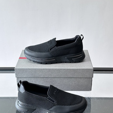 Prada 男士运动鞋,采用网布+织物拼接,搭配标志性logo,穿脱超方便!厚底设计,缓震舒适,日常穿搭或轻运动都OK✨ Prada 男士运动鞋,采用网布+织物拼接,搭配标志性logo,穿脱超方便!厚底设计,缓震舒适,日常穿搭或轻运动都OK✨