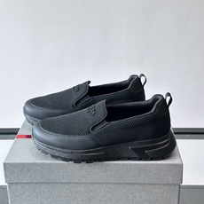 Prada 男士运动鞋,采用网布+织物拼接,搭配标志性logo,穿脱超方便!厚底设计,缓震舒适,日常穿搭或轻运动都OK✨ Prada 男士运动鞋,采用网布+织物拼接,搭配标志性logo,穿脱超方便!厚底设计,缓震舒适,日常穿搭或轻运动都OK✨