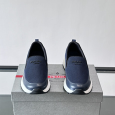 Prada 男士运动鞋,采用网布+织物拼接,搭配标志性logo,穿脱超方便!厚底设计,缓震舒适,日常穿搭或轻运动都OK✨ Prada 男士运动鞋,采用网布+织物拼接,搭配标志性logo,穿脱超方便!厚底设计,缓震舒适,日常穿搭或轻运动都OK✨