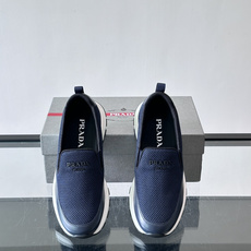 Prada 男士运动鞋,采用网布+织物拼接,搭配标志性logo,穿脱超方便!厚底设计,缓震舒适,日常穿搭或轻运动都OK✨ Prada 男士运动鞋,采用网布+织物拼接,搭配标志性logo,穿脱超方便!厚底设计,缓震舒适,日常穿搭或轻运动都OK✨