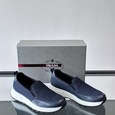 Prada 男士运动鞋,采用网布+织物拼接,搭配标志性logo,穿脱超方便!厚底设计,缓震舒适,日常穿搭或轻运动都OK✨ Prada 男士运动鞋,采用网布+织物拼接,搭配标志性logo,穿脱超方便!厚底设计,缓震舒适,日常穿搭或轻运动都OK✨