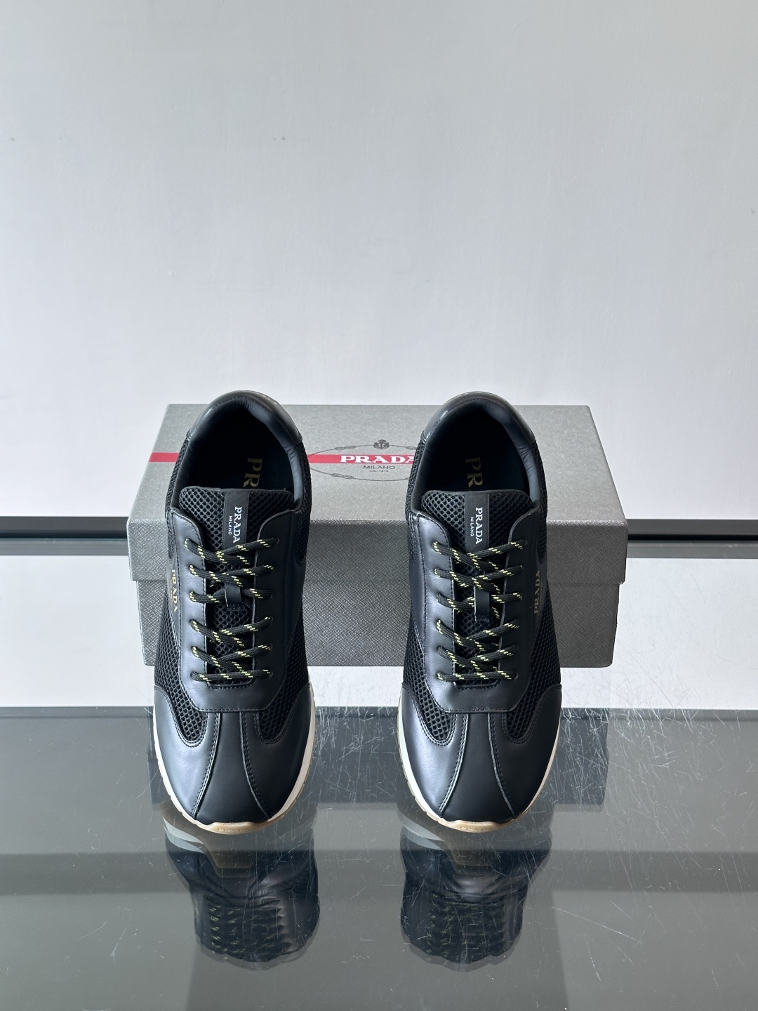 🖤Prada休闲运动鞋。牛皮➕拼色线条，简约又有辨识度✨。鞋侧三角徽标超有品牌感，橡胶鞋底轻便舒适，日常通勤或休闲都OK