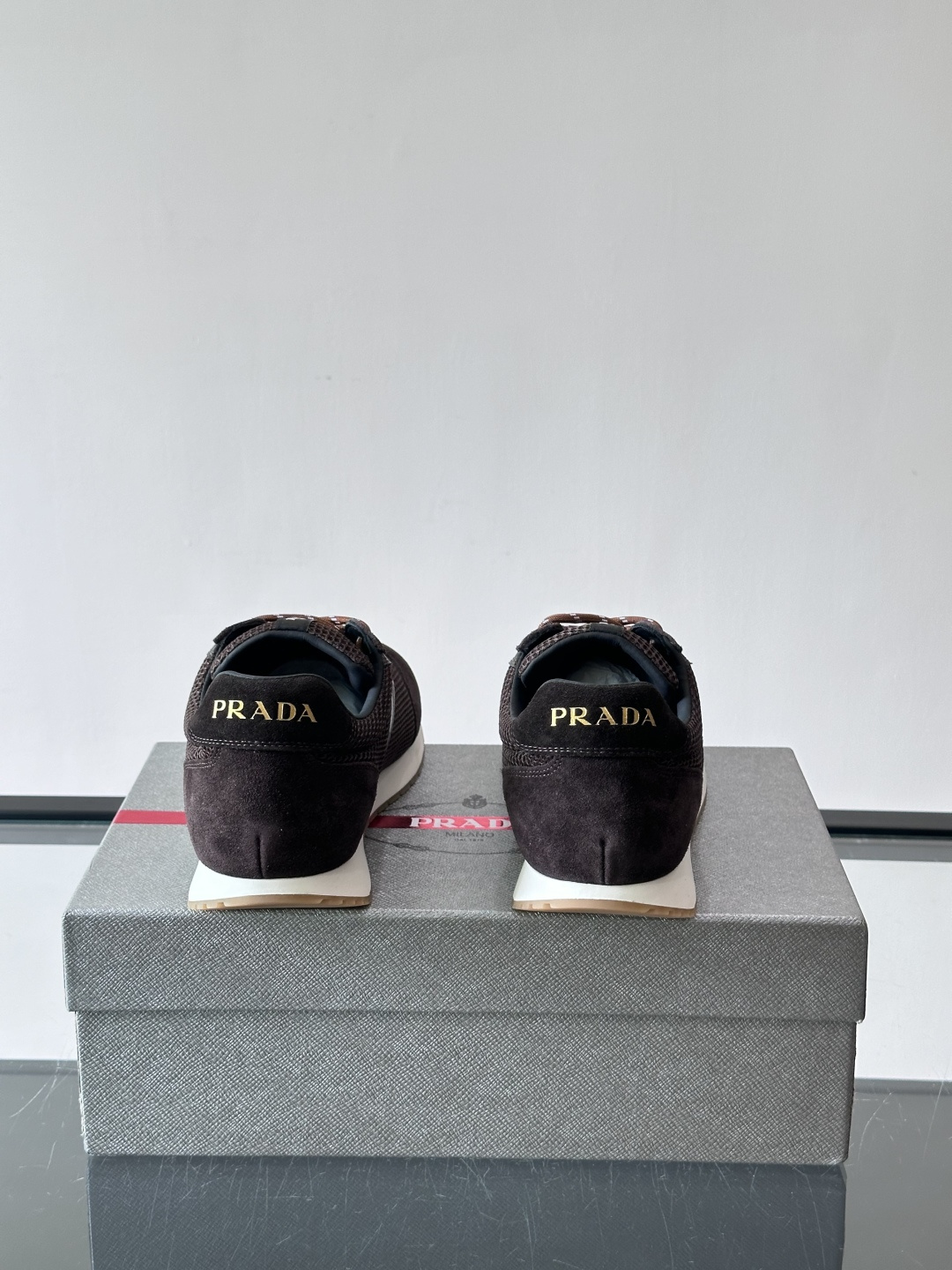 🖤Prada休闲运动鞋。牛皮➕拼色线条，简约又有辨识度✨。鞋侧三角徽标超有品牌感，橡胶鞋底轻便舒适，日常通勤或休闲都OK