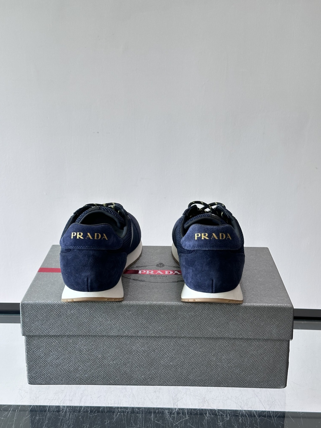 🖤Prada休闲运动鞋。牛皮➕拼色线条，简约又有辨识度✨。鞋侧三角徽标超有品牌感，橡胶鞋底轻便舒适，日常通勤或休闲都OK