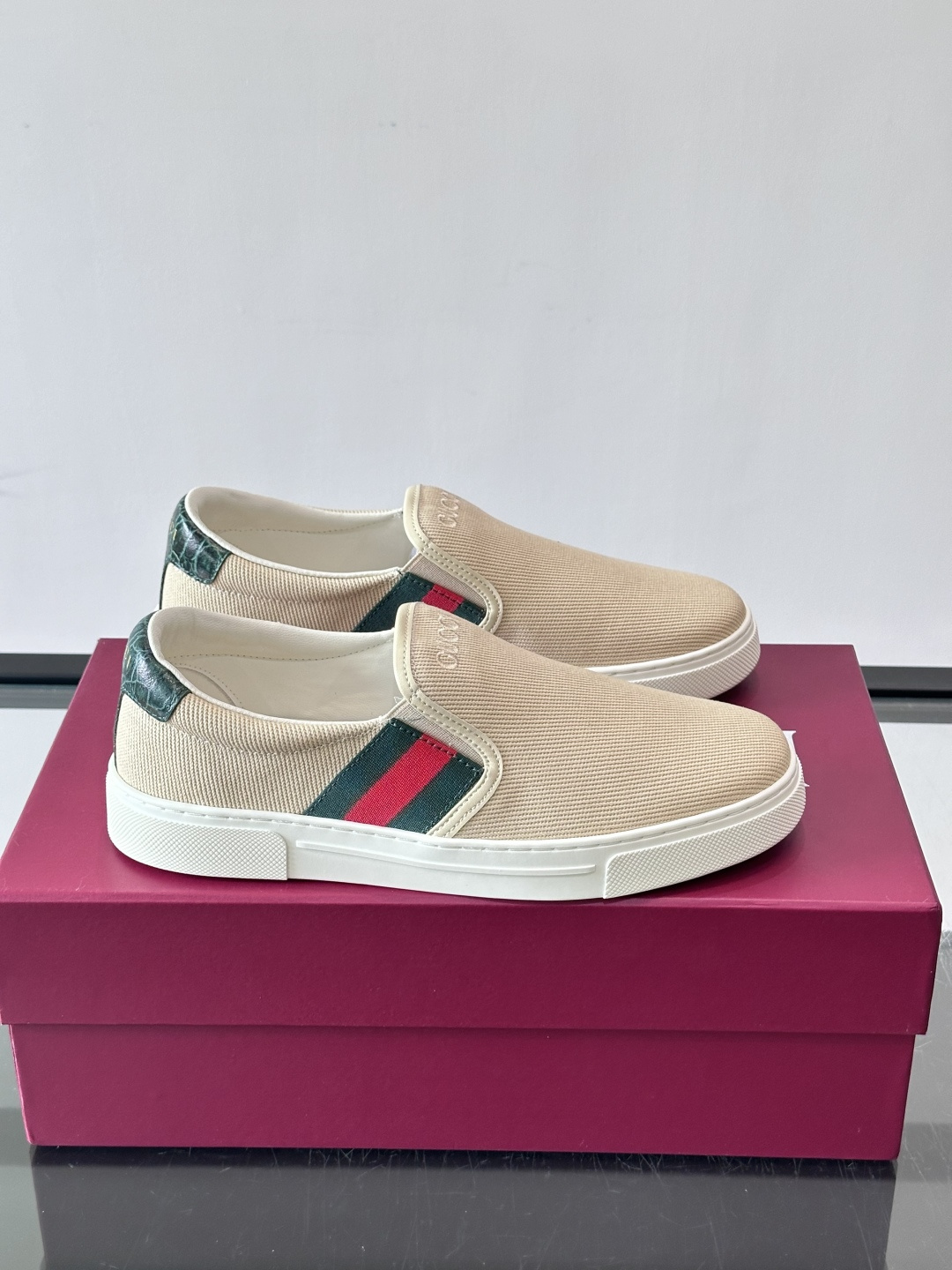 Gucci~经典一脚蹬休闲乐福鞋,原版印花帆布打造,搭配牛皮内里,注塑成型特制牛皮垫,带logo专属橡胶模具底,超精车线 Gucci~经典一脚蹬休闲乐福鞋,原版印花帆布打造,搭配牛皮内里,注塑成型特制牛皮垫,带logo专属橡胶模具底,超精车线
