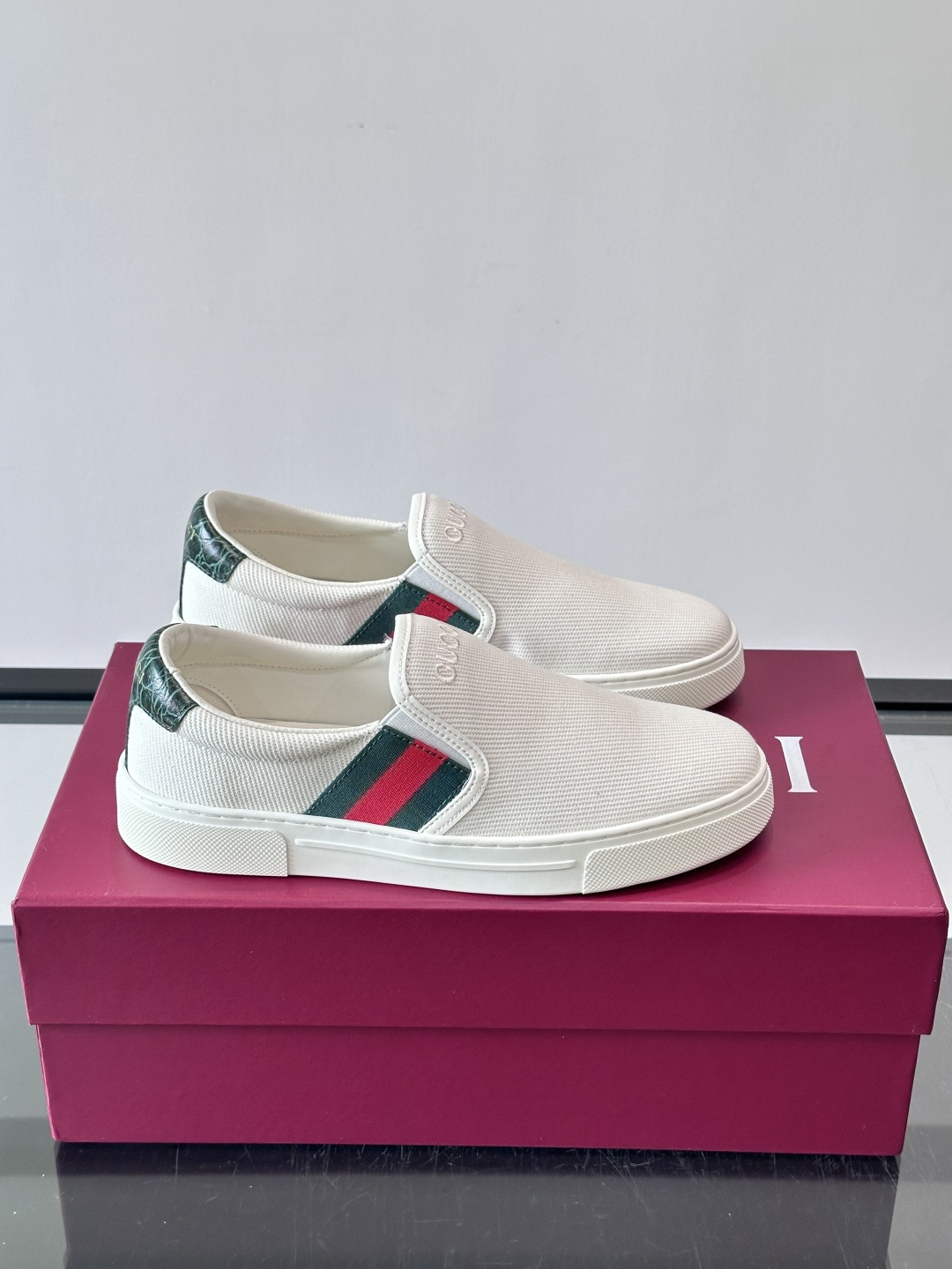 Gucci~经典一脚蹬休闲乐福鞋,原版印花帆布打造,搭配牛皮内里,注塑成型特制牛皮垫,带logo专属橡胶模具底,超精车线 Gucci~经典一脚蹬休闲乐福鞋,原版印花帆布打造,搭配牛皮内里,注塑成型特制牛皮垫,带logo专属橡胶模具底,超精车线