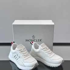 Moncler这款运动鞋采用撞色设计,鞋面冲孔➕牛皮革拼接,透气又有支撑力。侧面大“M”标志超有辨识度,鞋底几何纹路,抓 Moncler这款运动鞋采用撞色设计,鞋面冲孔➕牛皮革拼接,透气又有支撑力。侧面大“M”标志超有辨识度,鞋底几何纹路,抓