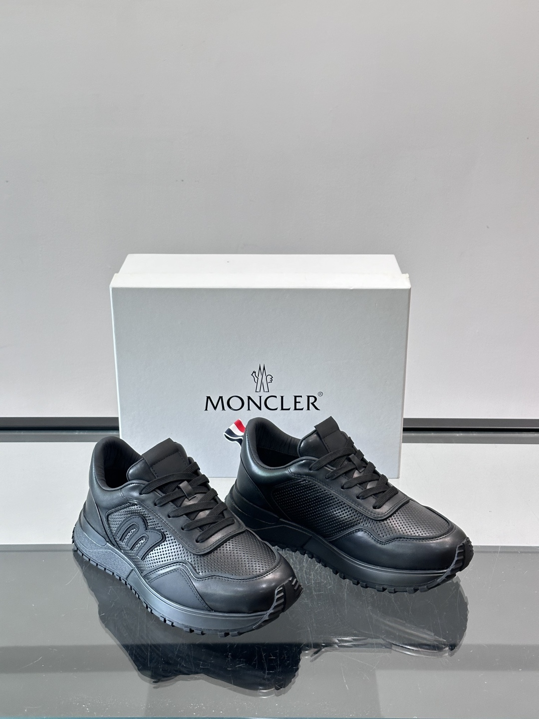 Moncler这款运动鞋采用撞色设计，鞋面冲孔➕牛皮革拼接，透气又有支撑力。侧面大“M”标志超有辨识度，鞋底几何纹路，抓