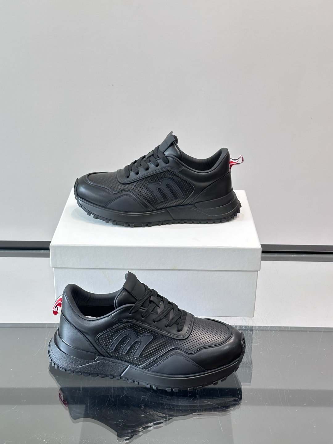 Moncler这款运动鞋采用撞色设计，鞋面冲孔➕牛皮革拼接，透气又有支撑力。侧面大“M”标志超有辨识度，鞋底几何纹路，抓