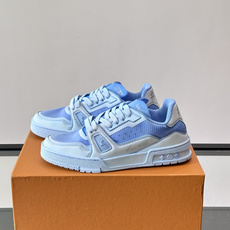 驴家 新配色 trainer运动鞋,本款 LV Trainer 运动鞋取材柔软粒面小牛皮,呈现纯净色调,后部#54标识追 驴家 新配色 trainer运动鞋,本款 LV Trainer 运动鞋取材柔软粒面小牛皮,呈现纯净色调,后部#54标识追
