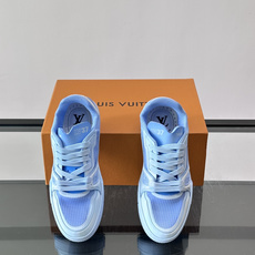 驴家 新配色 trainer运动鞋,本款 LV Trainer 运动鞋取材柔软粒面小牛皮,呈现纯净色调,后部#54标识追 驴家 新配色 trainer运动鞋,本款 LV Trainer 运动鞋取材柔软粒面小牛皮,呈现纯净色调,后部#54标识追