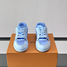 驴家 新配色 trainer运动鞋,本款 LV Trainer 运动鞋取材柔软粒面小牛皮,呈现纯净色调,后部#54标识追 驴家 新配色 trainer运动鞋,本款 LV Trainer 运动鞋取材柔软粒面小牛皮,呈现纯净色调,后部#54标识追