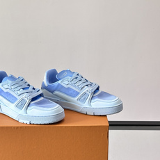 驴家 新配色 trainer运动鞋,本款 LV Trainer 运动鞋取材柔软粒面小牛皮,呈现纯净色调,后部#54标识追 驴家 新配色 trainer运动鞋,本款 LV Trainer 运动鞋取材柔软粒面小牛皮,呈现纯净色调,后部#54标识追