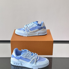 驴家 新配色 trainer运动鞋,本款 LV Trainer 运动鞋取材柔软粒面小牛皮,呈现纯净色调,后部#54标识追 驴家 新配色 trainer运动鞋,本款 LV Trainer 运动鞋取材柔软粒面小牛皮,呈现纯净色调,后部#54标识追