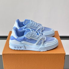 驴家 新配色 trainer运动鞋,本款 LV Trainer 运动鞋取材柔软粒面小牛皮,呈现纯净色调,后部#54标识追 驴家 新配色 trainer运动鞋,本款 LV Trainer 运动鞋取材柔软粒面小牛皮,呈现纯净色调,后部#54标识追