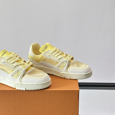 驴家 新配色 trainer运动鞋,本款 LV Trainer 运动鞋取材柔软粒面小牛皮,呈现纯净色调,后部#54标识追 驴家 新配色 trainer运动鞋,本款 LV Trainer 运动鞋取材柔软粒面小牛皮,呈现纯净色调,后部#54标识追