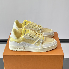 驴家 新配色 trainer运动鞋,本款 LV Trainer 运动鞋取材柔软粒面小牛皮,呈现纯净色调,后部#54标识追 驴家 新配色 trainer运动鞋,本款 LV Trainer 运动鞋取材柔软粒面小牛皮,呈现纯净色调,后部#54标识追