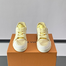 驴家 新配色 trainer运动鞋,本款 LV Trainer 运动鞋取材柔软粒面小牛皮,呈现纯净色调,后部#54标识追 驴家 新配色 trainer运动鞋,本款 LV Trainer 运动鞋取材柔软粒面小牛皮,呈现纯净色调,后部#54标识追