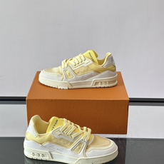 驴家 新配色 trainer运动鞋,本款 LV Trainer 运动鞋取材柔软粒面小牛皮,呈现纯净色调,后部#54标识追 驴家 新配色 trainer运动鞋,本款 LV Trainer 运动鞋取材柔软粒面小牛皮,呈现纯净色调,后部#54标识追