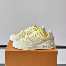 驴家 新配色 trainer运动鞋,本款 LV Trainer 运动鞋取材柔软粒面小牛皮,呈现纯净色调,后部#54标识追 驴家 新配色 trainer运动鞋,本款 LV Trainer 运动鞋取材柔软粒面小牛皮,呈现纯净色调,后部#54标识追