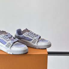 驴家 新配色 trainer运动鞋,本款 LV Trainer 运动鞋取材柔软粒面小牛皮,呈现纯净色调,后部#54标识追 驴家 新配色 trainer运动鞋,本款 LV Trainer 运动鞋取材柔软粒面小牛皮,呈现纯净色调,后部#54标识追