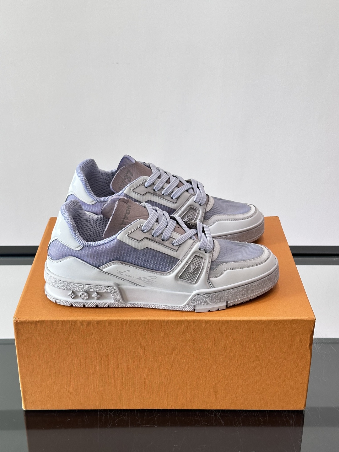 驴家 新配色 trainer运动鞋,本款 LV Trainer 运动鞋取材柔软粒面小牛皮,呈现纯净色调,后部#54标识追 驴家 新配色 trainer运动鞋,本款 LV Trainer 运动鞋取材柔软粒面小牛皮,呈现纯净色调,后部#54标识追