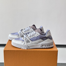 驴家 新配色 trainer运动鞋,本款 LV Trainer 运动鞋取材柔软粒面小牛皮,呈现纯净色调,后部#54标识追 驴家 新配色 trainer运动鞋,本款 LV Trainer 运动鞋取材柔软粒面小牛皮,呈现纯净色调,后部#54标识追
