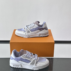 驴家 新配色 trainer运动鞋,本款 LV Trainer 运动鞋取材柔软粒面小牛皮,呈现纯净色调,后部#54标识追 驴家 新配色 trainer运动鞋,本款 LV Trainer 运动鞋取材柔软粒面小牛皮,呈现纯净色调,后部#54标识追