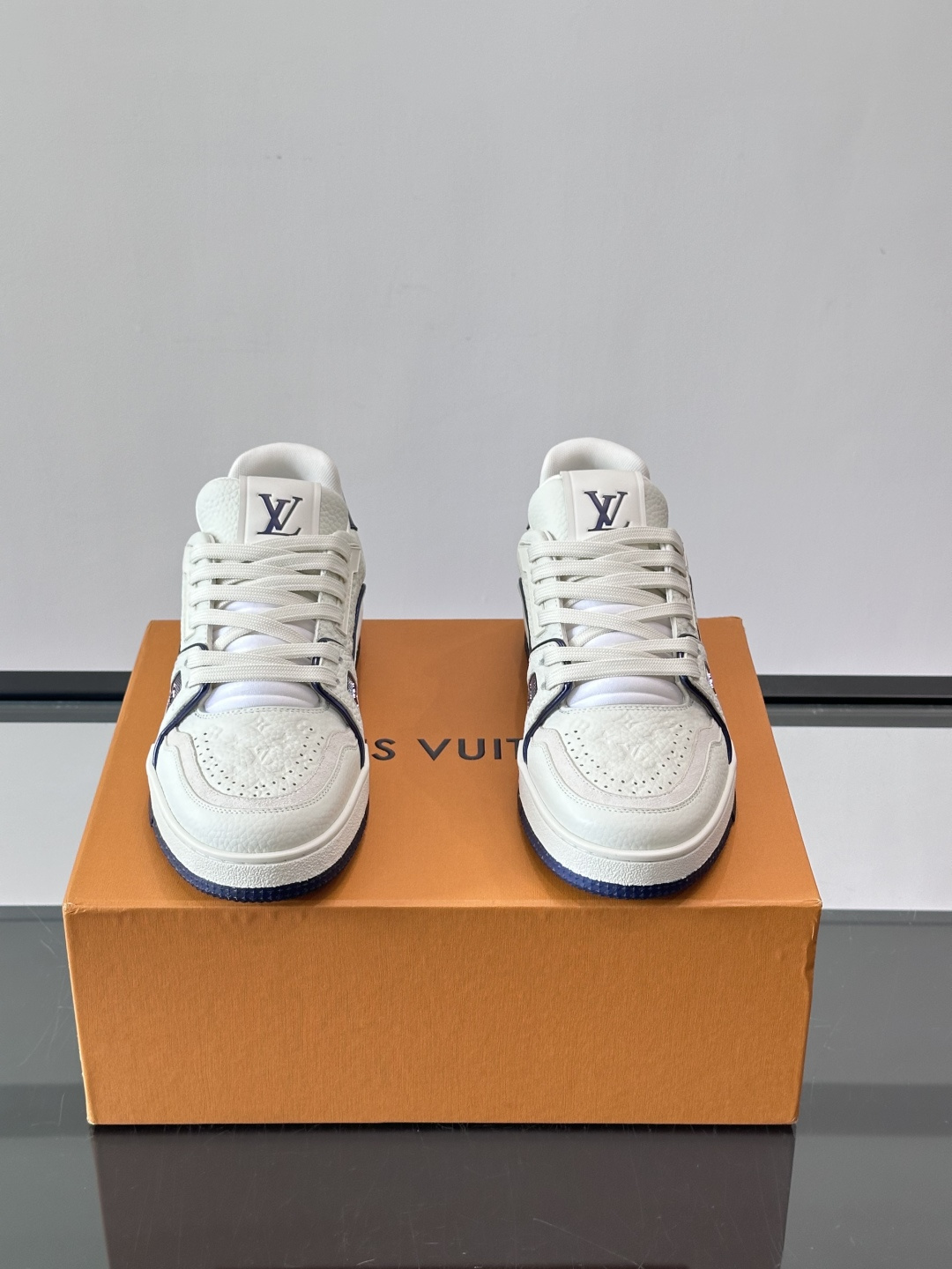 驴家 新配色 trainer运动鞋，本款 LV Trainer 运动鞋取材柔软粒面小牛皮，呈现纯净色调，后部#54标识追