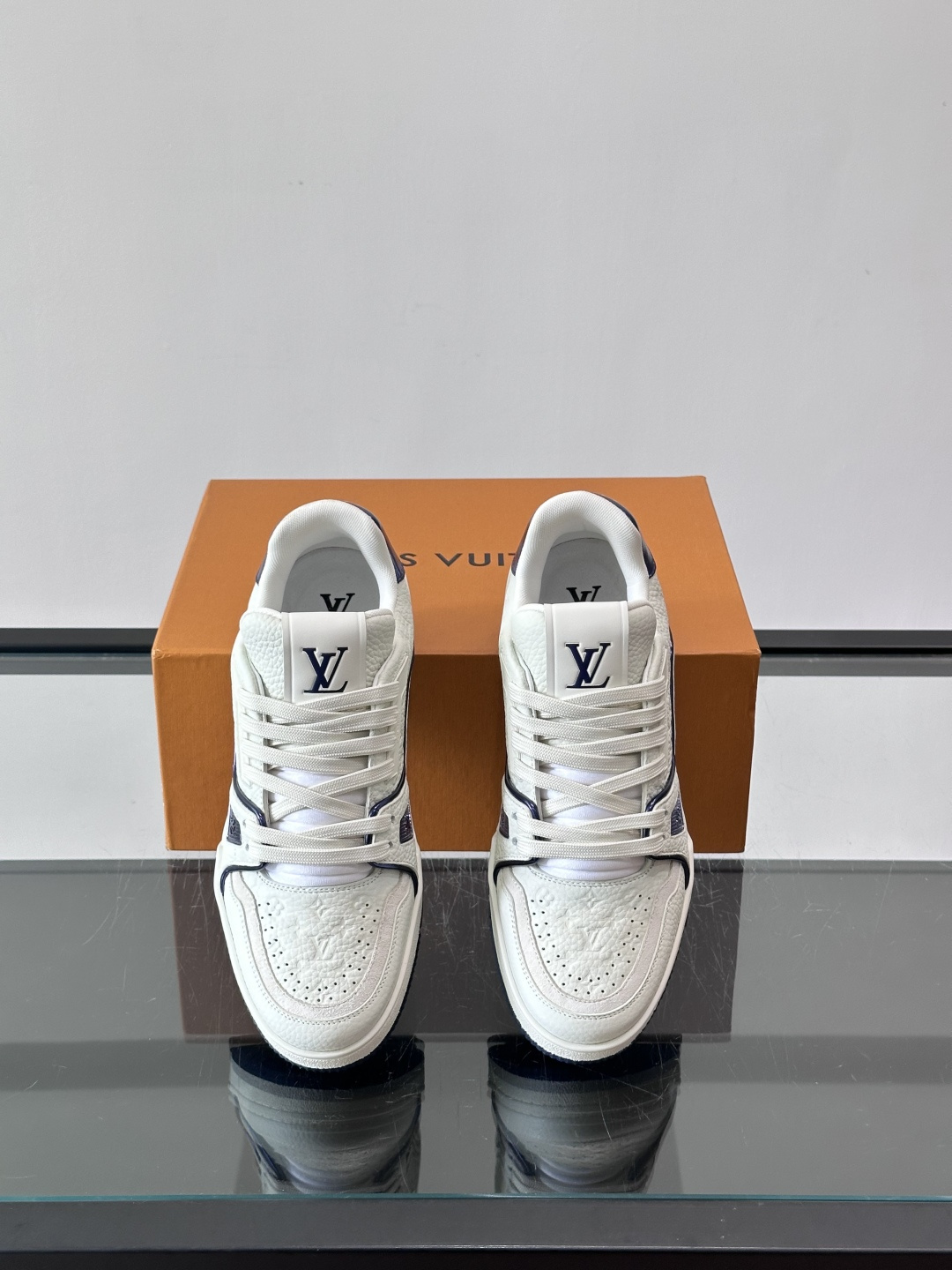 驴家 新配色 trainer运动鞋，本款 LV Trainer 运动鞋取材柔软粒面小牛皮，呈现纯净色调，后部#54标识追