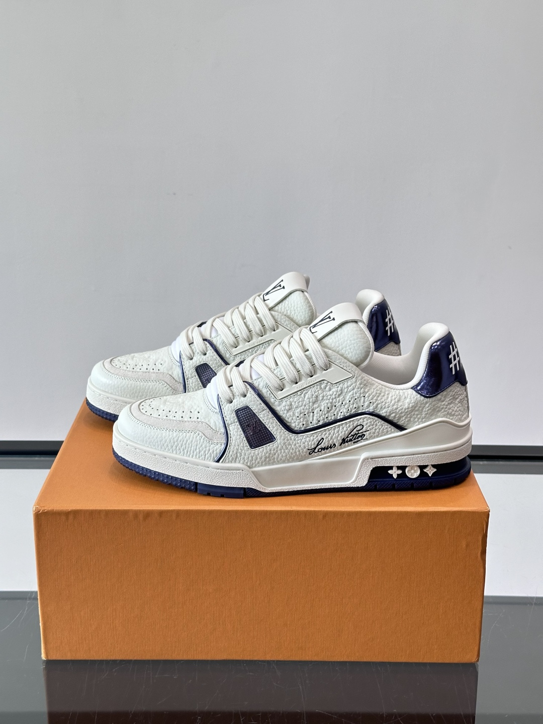 驴家 新配色 trainer运动鞋，本款 LV Trainer 运动鞋取材柔软粒面小牛皮，呈现纯净色调，后部#54标识追