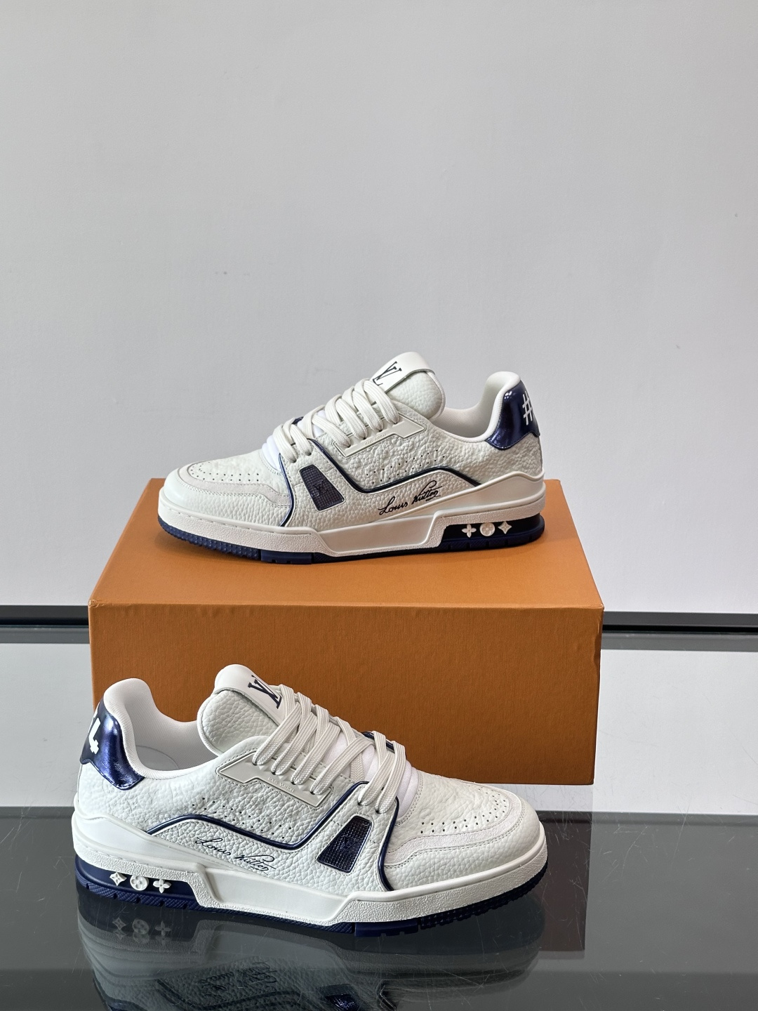 驴家 新配色 trainer运动鞋，本款 LV Trainer 运动鞋取材柔软粒面小牛皮，呈现纯净色调，后部#54标识追