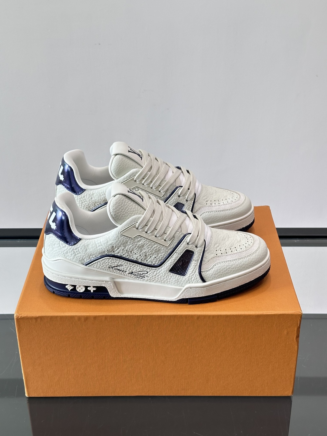 驴家 新配色 trainer运动鞋,本款 LV Trainer 运动鞋取材柔软粒面小牛皮,呈现纯净色调,后部#54标识追 驴家 新配色 trainer运动鞋,本款 LV Trainer 运动鞋取材柔软粒面小牛皮,呈现纯净色调,后部#54标识追
