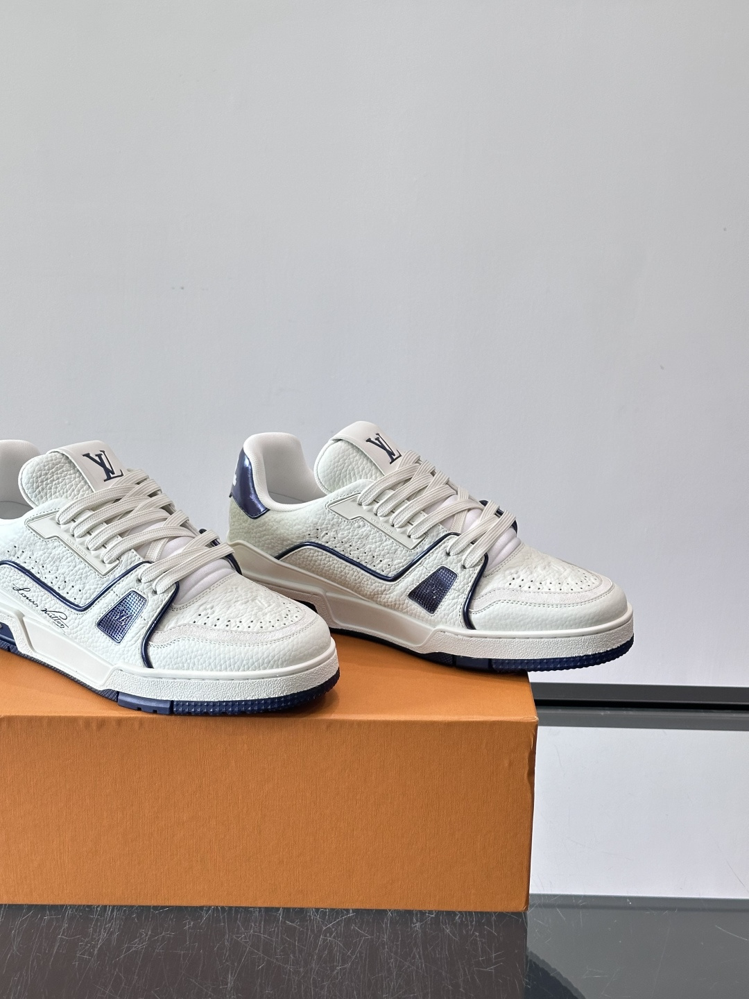 驴家 新配色 trainer运动鞋，本款 LV Trainer 运动鞋取材柔软粒面小牛皮，呈现纯净色调，后部#54标识追