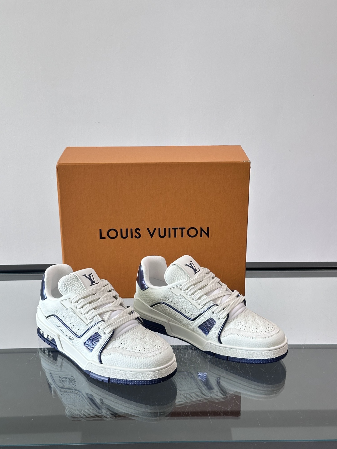 驴家 新配色 trainer运动鞋，本款 LV Trainer 运动鞋取材柔软粒面小牛皮，呈现纯净色调，后部#54标识追