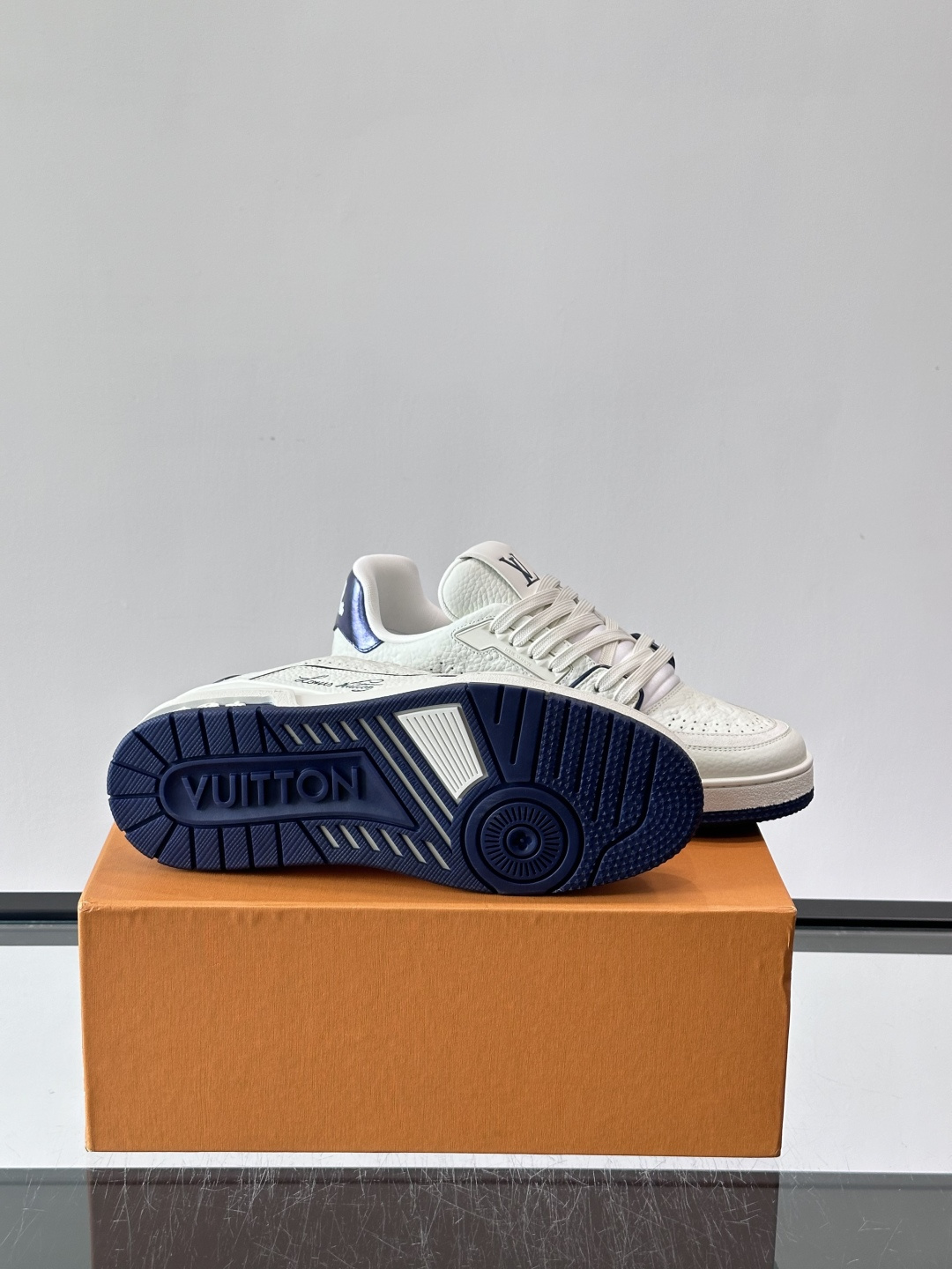 驴家 新配色 trainer运动鞋，本款 LV Trainer 运动鞋取材柔软粒面小牛皮，呈现纯净色调，后部#54标识追
