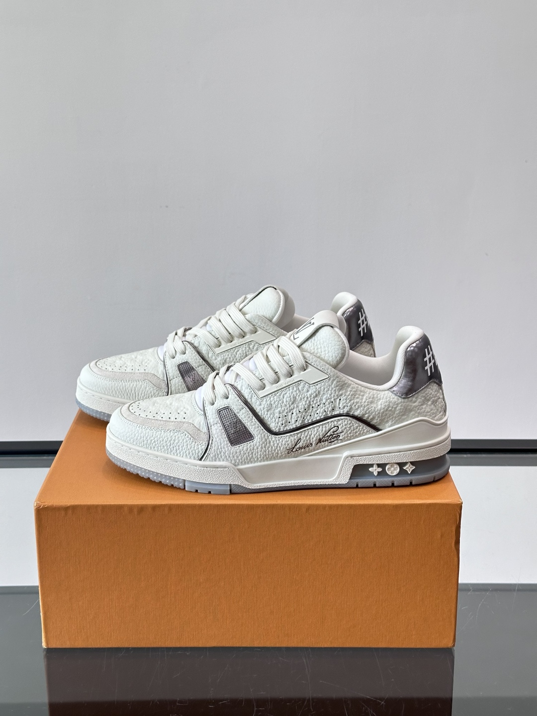驴家 新配色 trainer运动鞋,本款 LV Trainer 运动鞋取材柔软粒面小牛皮,呈现纯净色调,后部#54标识追 驴家 新配色 trainer运动鞋,本款 LV Trainer 运动鞋取材柔软粒面小牛皮,呈现纯净色调,后部#54标识追