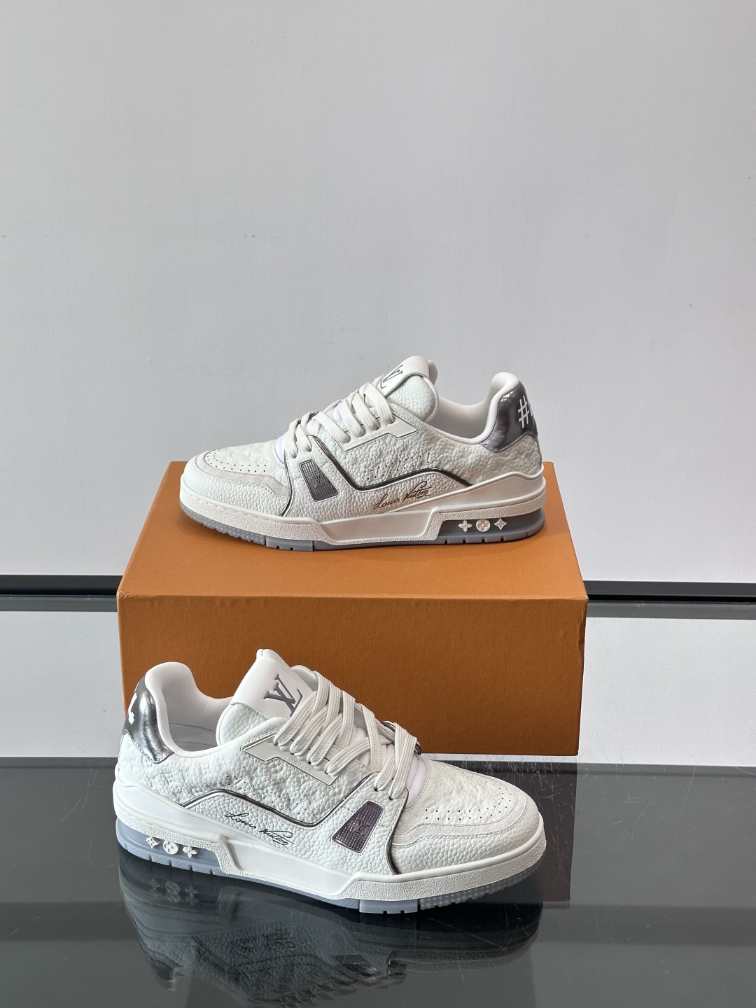 驴家 新配色 trainer运动鞋,本款 LV Trainer 运动鞋取材柔软粒面小牛皮,呈现纯净色调,后部#54标识追 驴家 新配色 trainer运动鞋,本款 LV Trainer 运动鞋取材柔软粒面小牛皮,呈现纯净色调,后部#54标识追