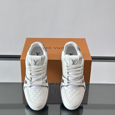 驴家 新配色 trainer运动鞋,本款 LV Trainer 运动鞋取材柔软粒面小牛皮,呈现纯净色调,后部#54标识追 驴家 新配色 trainer运动鞋,本款 LV Trainer 运动鞋取材柔软粒面小牛皮,呈现纯净色调,后部#54标识追