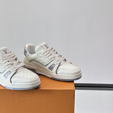 驴家 新配色 trainer运动鞋,本款 LV Trainer 运动鞋取材柔软粒面小牛皮,呈现纯净色调,后部#54标识追 驴家 新配色 trainer运动鞋,本款 LV Trainer 运动鞋取材柔软粒面小牛皮,呈现纯净色调,后部#54标识追