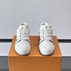 驴家 新配色 trainer运动鞋,本款 LV Trainer 运动鞋取材柔软粒面小牛皮,呈现纯净色调,后部#54标识追 驴家 新配色 trainer运动鞋,本款 LV Trainer 运动鞋取材柔软粒面小牛皮,呈现纯净色调,后部#54标识追