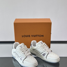 驴家 新配色 trainer运动鞋,本款 LV Trainer 运动鞋取材柔软粒面小牛皮,呈现纯净色调,后部#54标识追 驴家 新配色 trainer运动鞋,本款 LV Trainer 运动鞋取材柔软粒面小牛皮,呈现纯净色调,后部#54标识追