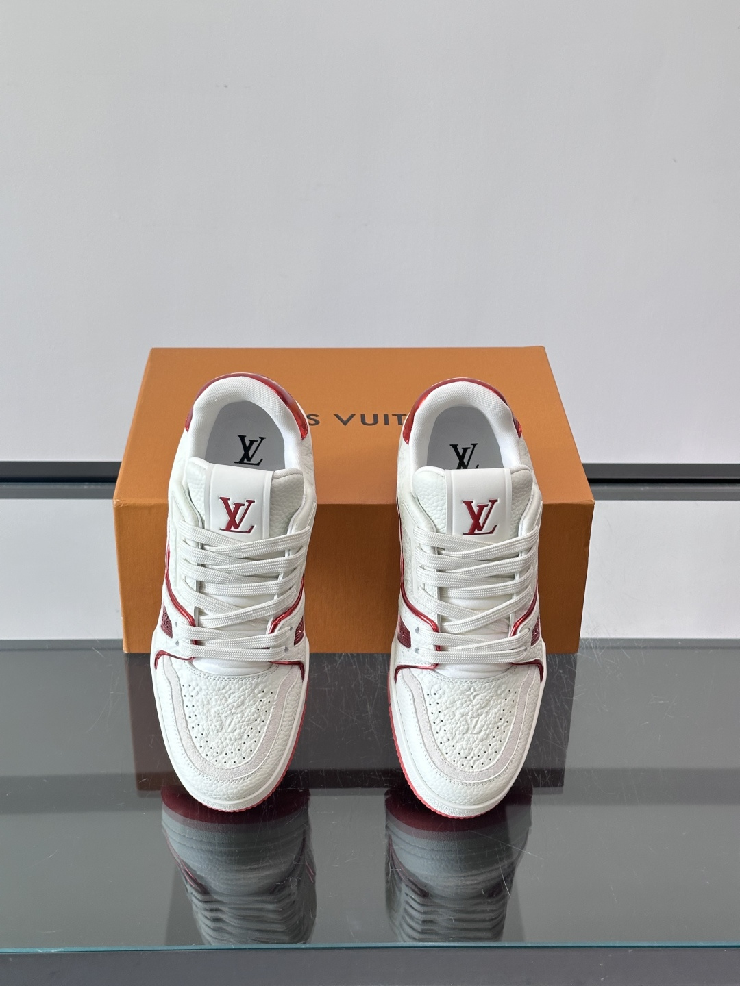驴家 新配色 trainer运动鞋，本款 LV Trainer 运动鞋取材柔软粒面小牛皮，呈现纯净色调，后部#54标识追
