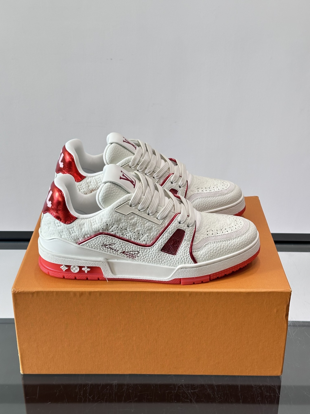 驴家 新配色 trainer运动鞋,本款 LV Trainer 运动鞋取材柔软粒面小牛皮,呈现纯净色调,后部#54标识追 驴家 新配色 trainer运动鞋,本款 LV Trainer 运动鞋取材柔软粒面小牛皮,呈现纯净色调,后部#54标识追